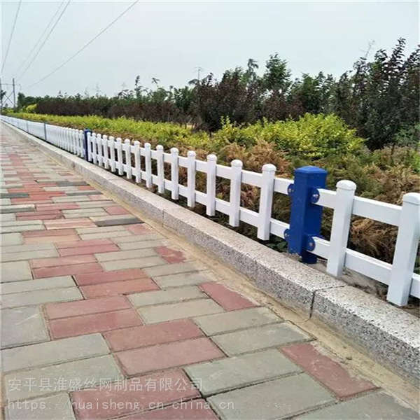 城鎮(zhèn)道路花池柵欄 鄉(xiāng)村改建綠化帶護欄 鍍鋅管噴涂鐵藝防護網(wǎng)